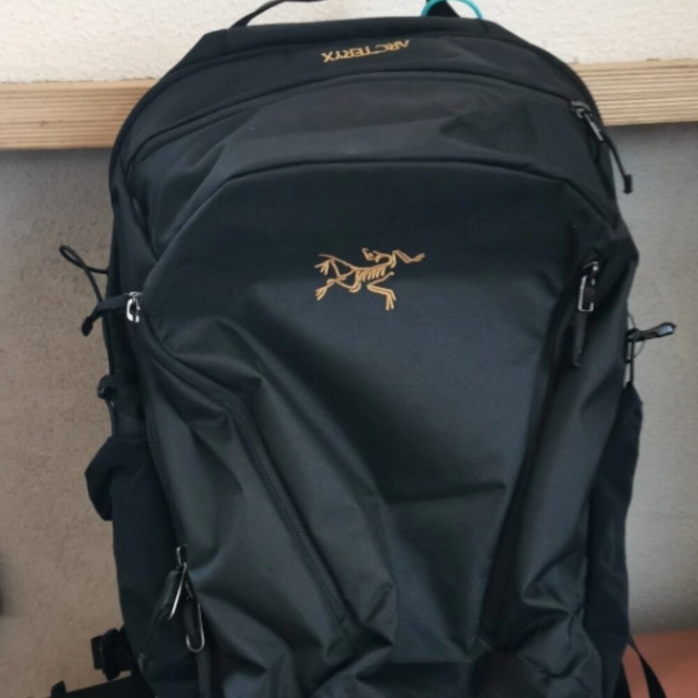 ArcteryxMantis 26 Casual Sports Large Capacity Zipper Unisex Couple Style Black